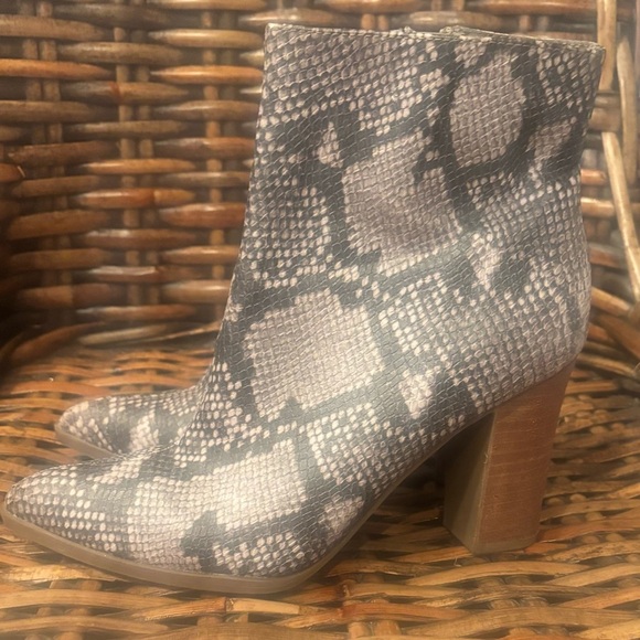 Carlos Santana Snake Print Ankle Boots - Gray and Black in size 7 - Picture 2 of 15